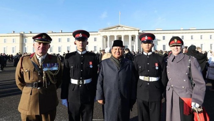 Menhan Prabowo menghadiri pelantikan dua taruna Indonesia di Akmil Inggris