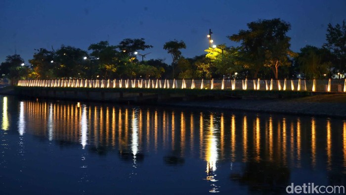 Sebuah taman kota berkonsep ala Eropa hadir di kawasan PIK 2. Taman ini dikelilingi pepohonan rindang dan ada sungai di tengahnya. Yuk lihat.