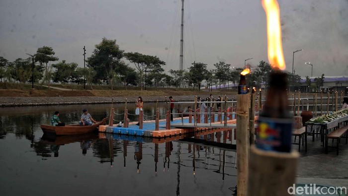 Sebuah taman kota berkonsep ala Eropa hadir di kawasan PIK 2. Taman ini dikelilingi pepohonan rindang dan ada sungai di tengahnya. Yuk lihat.