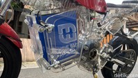 HME-EV1 mengusung baterai berkapasitas 50Ah yang diklaim bisa menempuh jarak 100 km. Baterai ini memberikan energi ke motor listrik dan dapat melajukan motor ini hingga 100 km per jam. (Muhammad Hafizh Gemilang/detikOto)