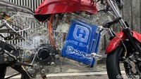 Di bawah komando Harris Muhammad, sang CEO HM Engineering, motor listrik ini berhasil mereka bangun dari rangka full akrilik dan dengan proses pengerjaan yang jauh dari kata rumit. Sebab mereka mengklaim, motor listrik ini hanya digarap dalam waktu 2 pekan dan dengan proses pengerjaan yang mayoritas dilakukan secara online (Muhammad Hafizh Gemilang/detikOto)