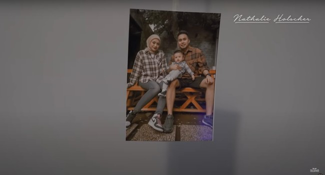 Tak hanya dipenuhi balon, kamar tersebut juga dipenuhi foto-foto Nathalie yang digantung di bawah balon-balon. Salah satu fotonya memperlihatkan kebersamaan antara Faris, Nathalie dan baby Adzam, anak Nathalie. Foto: YouTube/Nathalie Holscher