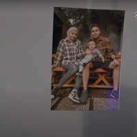 Tak hanya dipenuhi balon, kamar tersebut juga dipenuhi foto-foto Nathalie yang digantung di bawah balon-balon. Salah satu fotonya memperlihatkan kebersamaan antara Faris, Nathalie dan baby Adzam, anak Nathalie. Foto: YouTube/Nathalie Holscher