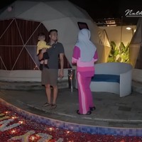 Di luar kamar tersebut rupanya Faris juga telah menyiapkan kejutan lain untuk Nathalie. Ia telah mendekorasi kolam renangnya dengan begitu banyak kelopak bunga dan membentuk tulisan ILY NH spesial untuk Nathalie dari kelopak bunga tersebut. Foto: YouTube/Nathalie Holscher