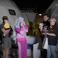 Tak lama setelahnya adik Nathalie datang sambil membawa kue, bunga, dan kado untuk Nathalie. Nathalie pun tampak terkejut mendapat kejutan tersebut. Foto: YouTube/Nathalie Holscher