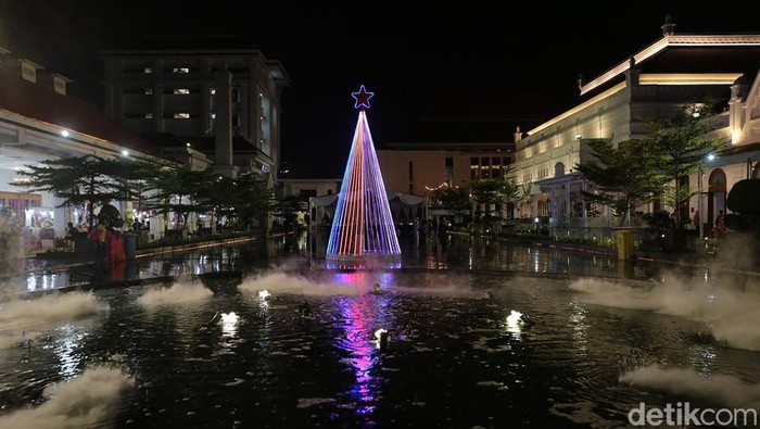 Ornamen pohon Natal di Alun-alun Suroboyo