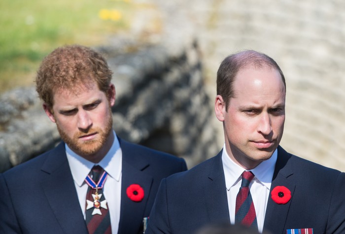 Pangeran William dan Pangeran Harry LILLE, FRANCE - APRIL 09: Prince William, Duke of Cambridge and Prince Harry walk through a trench during the commemorations for the 100th anniversary of the battle of Vimy Ridge on April 9, 2017 in Lille, France. (Photo by Samir Hussein/WireImage)