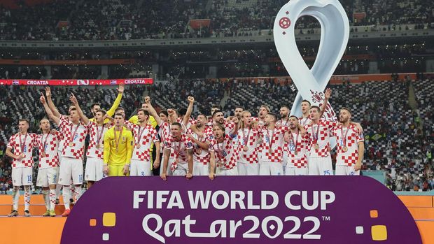 Para pemain Kroasia merayakan dengan medali mereka setelah memenangkan pertandingan sepak bola play-off perebutan tempat ketiga Piala Dunia Qatar 2022 antara Kroasia dan Maroko di Stadion Internasional Khalifa di Doha, Qatar, Sabtu (17/12/2022). Kroasia berhasil mengalahkan Maroko 2-1 pada perebutan posisi ketiga Piala Dunia 2022. Hasil itu menobatkan Kroasia sebagai juara ketiga pada Piala Dunia edisi kali ini. (Photo by KARIM JAAFAR/AFP via Getty Images)