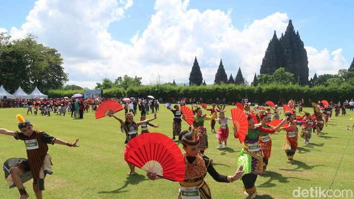 Para peserta Jogja Menari mementaskan tari di kompleks Candri Prambanan, Minggu (18/12/2022).
