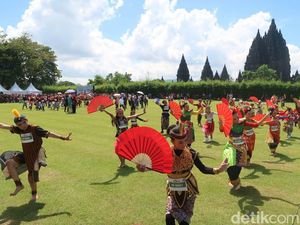 Ribuan Orang Meriahkan Jogja Menari di Kompleks Candi Prambanan