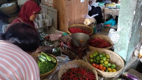 Pedagang di pasar rakyat di Badung, Bali, Minggu (18/12/2022).