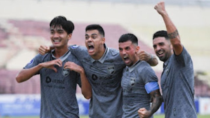 Pemain Borneo FC usai selebrasi saat pertandingan melawan Bali United.