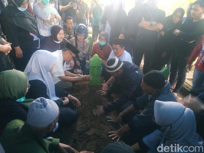 Pemakaman mantan Kasatpol PP Makassar Iqbal Asnan di Kuburan Islam, Gowa.