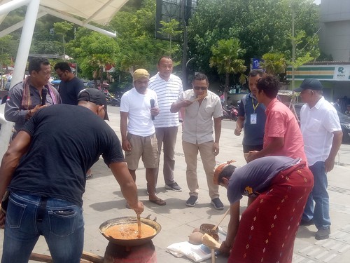 Pembuatan gula rebok saat Expo Ekonomi Kreatif di Kampung Ujung Labuan Bajo, Manggarai Barat, NTT, Minggu (18/12/2022)