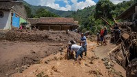 Banjir bandang juga mengakibatkan ratusan warga mengungsi serta dua orang meninggal dunia. 