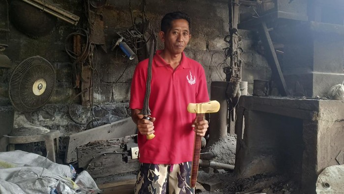 Perajin keris, I Ketut Rai menunjukan keris buatannya saat ditemui di rumahnya di Banjar Dinas Pande, Desa Budakeling, Kecamatan Bebandem, Kabupaten Karangasem, Bali.