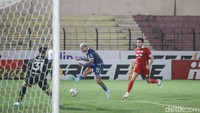 Menit ke-67, Ciro Alves mencetak gol untuk Persib setelah menerima umpan dari striker David da Silva. Skor imbang 1-1.  Foto: Pius Erlangga/detikJateng 
