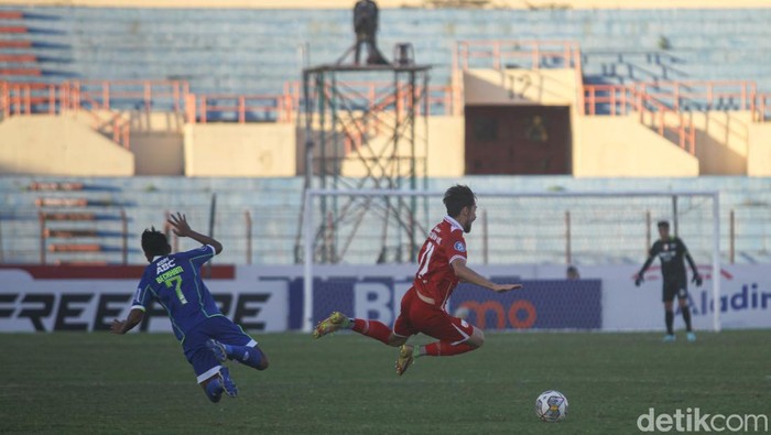 Persis Solo menjamu Persib Bandung dalam laga lanjutan BRI Liga 1 pekan ke-15 di Stadion Sultan Agung, Bantul, Minggu (18/12/2022). Persib Bandung akhirnya menang dramatis dengan skor 2-1 saat injury time babak kedua.