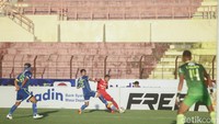 Menit ke-55, gelandang serang Persis Solo Irfan Bachdim mencetak gol pertama usai menerima umpan silang dari Abduh Lestaluhu. 1-0 untuk Persis. Foto: Pius Erlangga/detikJateng