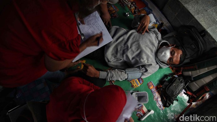 Peserta Mogok Makan untuk Tolak Tambang Sumbawa Barat, Dilarikan Ke RS Sebanyak 5 aktivis melakukan aksi mogok makan untu menolak tambang di Sumbawa Barat. Namun, di hari ke-6 para aktivis tersebut mengalami penurunan kesehatan.