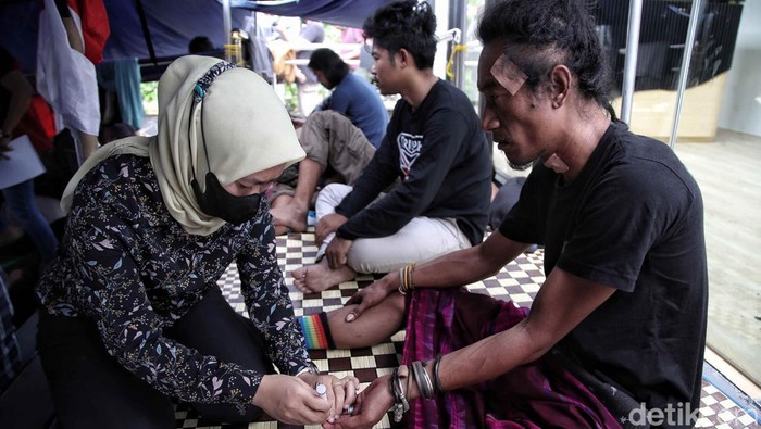 Sebanyak 5 aktivis melakukan aksi mogok makan untu menolak tambang di Sumbawa Barat. Namun, di hari ke-6 para aktivis tersebut mengalami penurunan kesehatan.