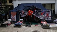 Tim medis memberikan himbauan kepada 5 peserta tersebut agar menghentikan kegiatan mogok makan untuk memulihkan kondisi kesehatan mereka.