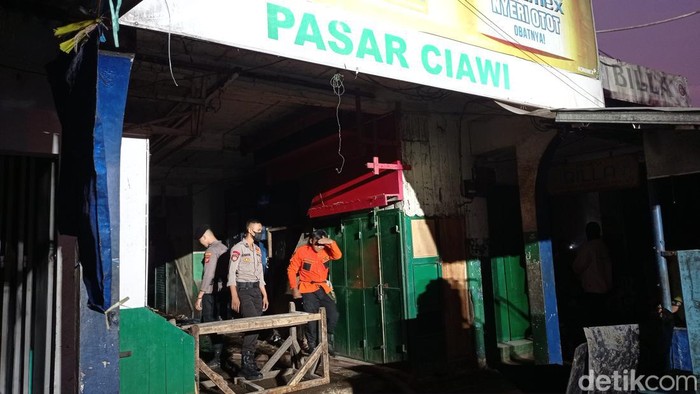 Polisi menjaga akses masuk pasar Ciawi yang dilanda musibah kebakaran.