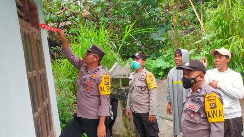 Polsek Kubu saat melakukan olah TKP di rumah korban, Banjar Dinas Padang Sari, Desa Tianyar Tengah, Kecamatan Kubu, Kabupaten Karangasem, Bali.