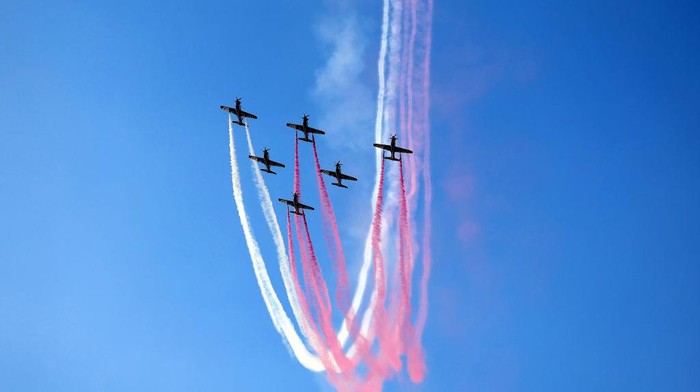 Potret Atraksi Pesawat Meriahkan Jelang Final Piala Dunia 2022 LUSAIL CITY, QATAR - DECEMBER 18: Planes fly over above the stadium as part of the Qatar National Day Air Show prior to the FIFA World Cup Qatar 2022 Final match between Argentina and France at Lusail Stadium on December 18, 2022 in Lusail City, Qatar. (Photo by Mohamed Farag/Getty Images)