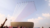 Pesawat terbang di atas stadion sebagai bagian dari Pertunjukan Udara Hari Nasional Qatar sebelum pertandingan Final Piala Dunia FIFA Qatar 2022 antara Argentina dan Prancis di Stadion Lusail, Qatar, Minggu (18/12/2022). Getty Images/Robert Cianflone