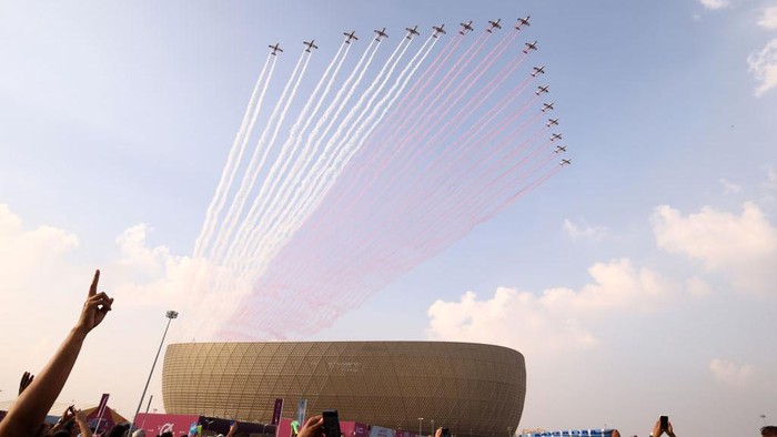 Potret Atraksi Pesawat Meriahkan Jelang Final Piala Dunia 2022 LUSAIL CITY, QATAR - DECEMBER 18: Planes fly over above the stadium as part of the Qatar National Day Air Show prior to the FIFA World Cup Qatar 2022 Final match between Argentina and France at Lusail Stadium on December 18, 2022 in Lusail City, Qatar. (Photo by Robert Cianflone/Getty Images)