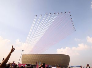 Aksi Aerobatik Pesawat Warnai Final Piala Dunia 2022