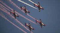 Atraksi aerobatik dipertontonkan untuk menyambut kehadiran para fans yang ingin menyaksikan duel puncak Timnas Argentina vs Prancis. Ercin Erturk/Anadolu Agency/Getty Images