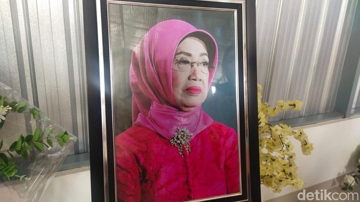 Potret mendiang ibunda Presiden Jokowi, Sudjiatmi Notomiharjo.