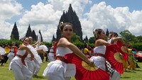 Peserta menarikan Tarian Nusantara Harmoni saat Jogja Menari II di Kawasan Candi Prambanan, Sleman, D.I Yogyakarta, Minggu (18/12/2022).  