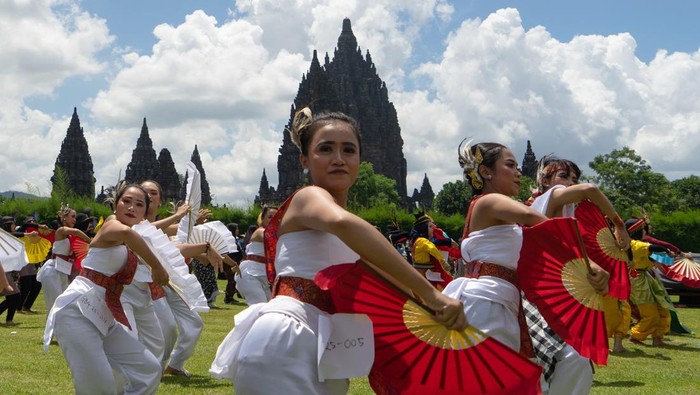 Peserta menarikan Tarian Nusantara Harmoni saat Jogja Menari II di Kawasan Candi Prambanan, Sleman, D.I Yogyakarta, Minggu (18/12/2022). Acara yang digagas oleh Keluarga Alumni Teladan Yogyakarta (KATY)tersebut melibatkan sekitar 5.000 penari dari berbagai daerah di Indonesia. ANTARA FOTO/Andreas Fitri Atmoko/foc.
