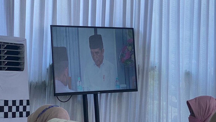 Presiden Jokowi menghadiri acara peringatan 1.000 hari wafatnya ibundanya, Sudjiatmi Notomiharjo di Solo, Minggu (18/12/2022).