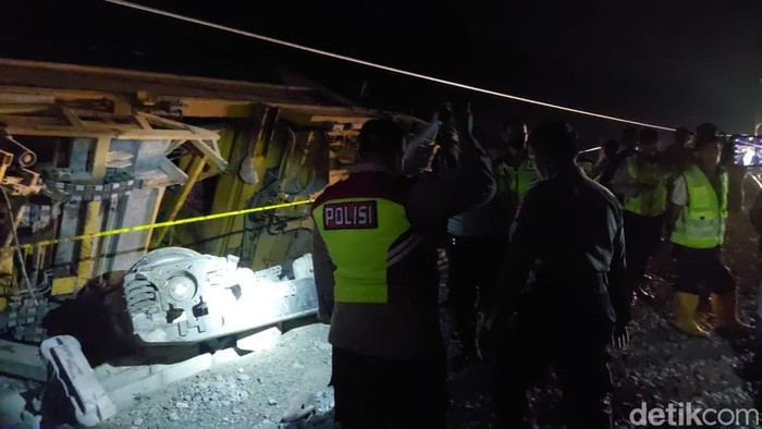 Proses evakuasi kereta teknis proyek Kereta Cepat Jakarta Bandung (KCJB) di Cikalong Wetan, Kabupaten Bandung Barat