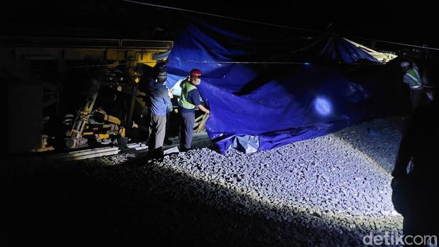 Proses evakuasi kereta teknis proyek Kereta Cepat Jakarta Bandung (KCJB) di Cikalong Wetan, Kabupaten Bandung Barat