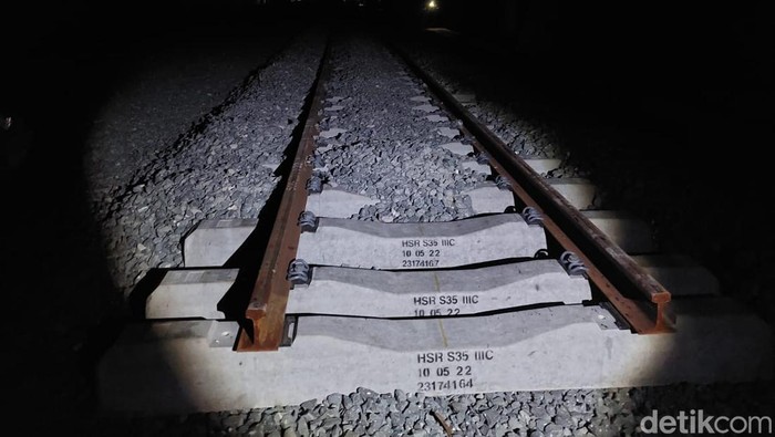 Proses evakuasi kereta teknis proyek Kereta Cepat Jakarta Bandung (KCJB) di Cikalong Wetan, Kabupaten Bandung Barat Proses evakuasi kereta teknis proyek Kereta Cepat Jakarta Bandung (KCJB) di Cikalong Wetan, Kabupaten Bandung Barat
