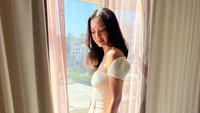 Raline Shah berpose di sebuah ruangan dengan jendela besar. Foto: Instagram Raline Shah