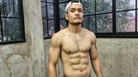 Memiliki tubuh kekar dan berotot menjadi imipian banyak pria. Namun untuk mewujudkannya, diperlukan pola makan makan sehat dan olahraga secara konsisten, seperti yang dilakukan Randy Pangalila. (Foto: Instagram @randpunk)