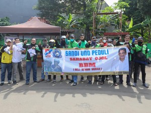 Jaringan Relawan Sandiaga Sebar Voucher BBM Murah ke Ojol di Jakbar