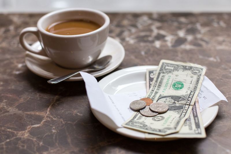 Rezeki Nomplok! Pelayan Restoran Ini Dapat Tip Rp 20,3 Juta
