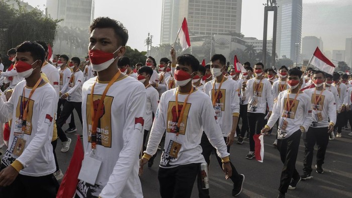 Ribuan Pekerja Gelar Kirab Hari Migran Internasional di Bundaran HI Sejumlah aktivis mengikuti Kirab Hari Pekerja Migran Internasional saat Hari Bebas Kendaraan Bermotor (HBKB) di Bundaran HI, Jakarta, Minggu (18/12/2022). Peringatan Hari Pekerja Migran Internasional yang diikuti oleh 2.500 pekerja migran di lokasi tersebut bertujuan mengampanyekan penghentian perdagangan manusia. ANTARA FOTO/Darryl Ramadhan/foc.