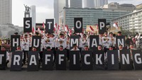 Dalam kegiatan ini, para aktivis membentangkan poster yang bertuliskan tentang Stop Human Trafficking atau hentikan perdagangan manusia.   