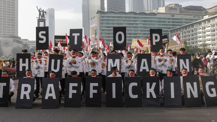 Sejumlah aktivis mengikuti Kirab Hari Pekerja Migran Internasional saat Hari Bebas Kendaraan Bermotor (HBKB) di Bundaran HI, Jakarta, Minggu (18/12/2022). Peringatan Hari Pekerja Migran Internasional yang diikuti oleh 2.500 pekerja migran di lokasi tersebut bertujuan mengampanyekan penghentian perdagangan manusia. ANTARA FOTO/Darryl Ramadhan/foc.
