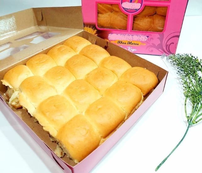 Roti Maros memiliki tekstur yang lembut dan bentuknya mirip roti sobek.