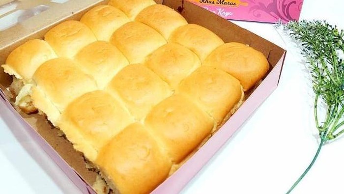 Roti Maros memiliki tekstur yang lembut dan bentuknya mirip roti sobek.