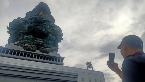 Salah satu pengunjung tampak menikmati suasana di lantai 9 patung GWK Bali pada Sabtu (17/12/2022) sore. (Ni Made Lastri Karsiani Putri-detikBali)